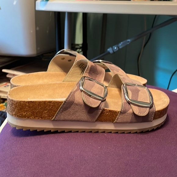 Light camo sandal with buckles, Steve Madden, size 5 - Picture 4 of 5